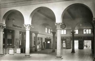 Cottbus, Bahnhof : Cottbus. Bahnhof. Schalterhalle des Empfangsgebäudes