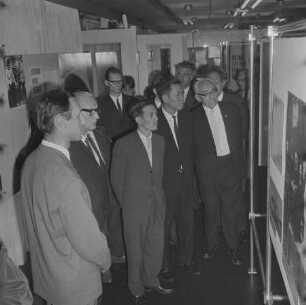 Eröffnung Vietnam-Ausstellung in Friedrichstraße, 1966. SW-Foto © Kurt Schwarz.
