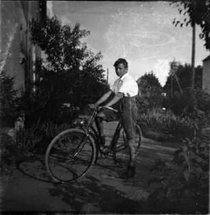 Ensival, Junge mit Fahrrad, vermutlich einer der Söhne Rudolf Stichs