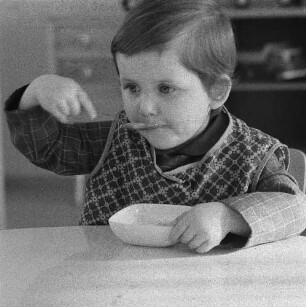Dresden-Johannstadt, Elisenstraße. Kindergarten. Junge beim Mittagessen