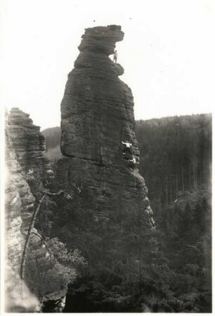 Sächsische Schweiz, Bielatal. Spannagelturm. Seilschaft an der Nordwestkante ((Perrykante, VIIb [VIIc])