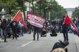 linke Demonstranten protestieren am Hamburger Hauptbahnhof gegen eine Neonazi-Demo, die kurz zuvor gerichtlich verboten wurde