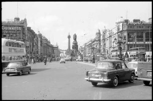 Dublin: O'Connell Street von der Brücke aus