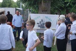 Bad Oldesloe: Kindervogelschießen: Exer: Wettspiele: Schüler beim Dosenwerfen: 13. Juli 2023
