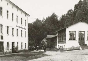 Grubschütz, Restauration zur Mühle mit Nebengebäuden, Straßenansicht