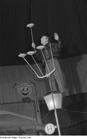 Akrobat des Faschingsprogramms "Die Kommödianten kommen" des Circus Aeros