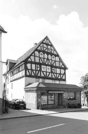Wohnhaus (Wohn- und Geschäftshaus, Massivmauerwerk und Fachwerk); Frankenau, Waldecker Straße 2