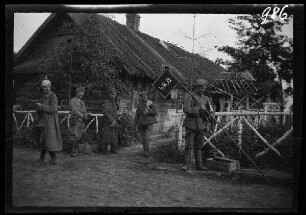 Toboly (Ukraine): 5 Offiziere und die Standarte der 4. Kavallerie-Brigade vor einem Holzhaus