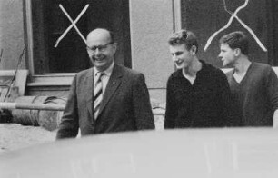 Niesky. Ein Lehrer (oder Dozent) mit zwei Schülern (oder Studenten)
