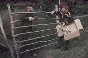 Reisefotos Norwegen. Mann mit Samen in Tracht im Gespräch