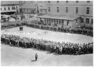 Schlange von Arbeitslosen im Hof des Arbeitsamtes Hannover