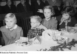 Kinder auf der Weihnachtsfeier des VEB Offizin "Andersen Nexö"