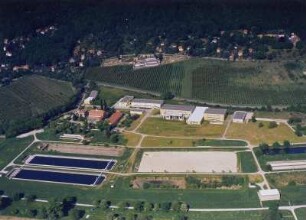 Wasserwerk Hosterwitz der DREWAG Stadtwerke GmbH. Elbseite über die Kläranlagen, Pillnitzer Landstraße und Dresdner Straße. Luftbild-Schrägaufnahme von Südwest : Dresden-Hosterwitz, Wasserwerkstraße. Wasserwerk Hosterwitz der DREWAG Stadtwerke GmbH. Elbseite über die Kläranlagen, Pillnitzer Landstraße und Dresdner Straße. Luftbild-Schrägaufnahme von Südwest