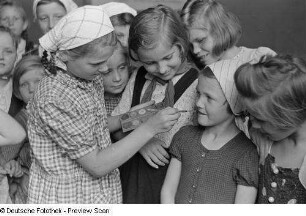 Kinder bemalen sich ihre Gesichter mit Farbe