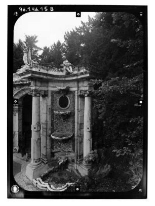 Potsdam. Park Sanssouci. Neptungrotte (1751-1757; G. W. Knobelsdorff, Erneuerung 1841 und 1898 / 1754-1760; J. P. Benkert). Außenansicht