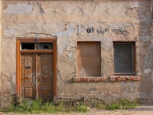 Aschersleben - Bauruine im Zentrum : Dieses Gebäude ist nicht die einzige Bauruine in der Innenstadt, Häuser in ganzen Straßenzügen sind vom Verfall bedroht. Aufgenommen am 30. Mai 2004 in Aschersleben