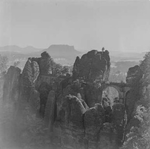 Bastei : Sächsische Schweiz, Basteigebiet. Basteibrücke mit Felsentor Neurathen und Steinschleuder. Blick vom Ferdinandstein nach Süden zum Lilienstein