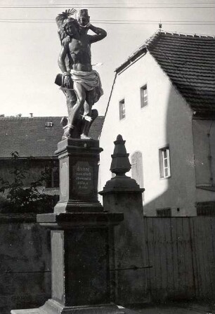Statue des Heiliges Sebastian in Crostwitz : Bauwesen - Kirchen. Ort: Chrósćicy / Crostwitz. Statue des Heiliges Sebastian vor der Kirche
