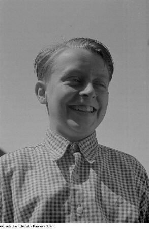 Porträt eines lachenden Jungen