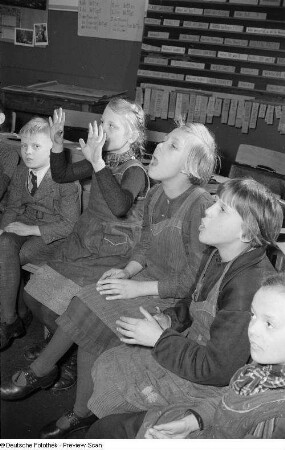 Schüler bei Sprechübungen