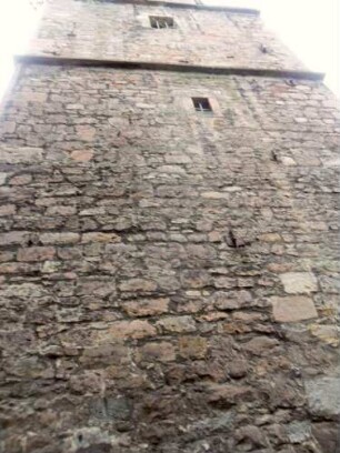 Kirchturm (spätromanisch gegründet) von Osten in Übersicht mit Werksteinen im Mauersteinverband
