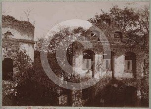 Unterburg und Nordost-Turm der Burg Schweinhaus von W