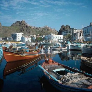 Limnos (antiker Name: Lemnos). Gattelusi-Kastron, Mýrina. Fischerhafen und Gattelusi-Kastron