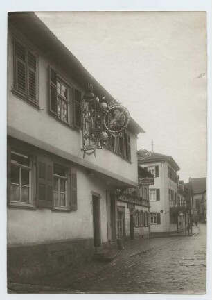 Hotel zum Löwen, Marktheidenfeld: Ansicht, Straßenfassade mit Schild