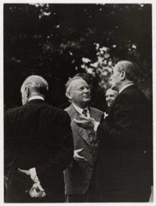 Gartenparty bei Joseph Avenol, Generalsekretär des Völkerbundes in Genf. von links: Yvon Delbos, Maxim Maximowitch Litwinow, Léon Blum