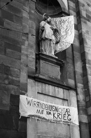Freiburg im Breisgau: Transparent gegen den Jugoslawien-Krieg an der Universitätskirche