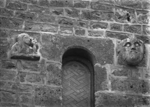 Reliefs am oberen Fenster, Orantin und bärtiger Kopf