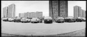 Parkplatz mit Neubauten