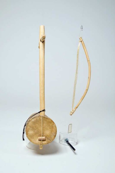 Tubular lute with bow