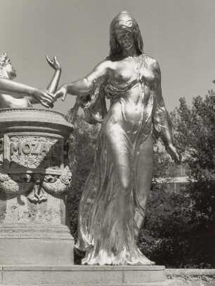 Dresden-Altstadt. Mozartdenkmal (1907, H. Hosaeus) in der Bürgerwiese