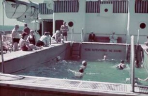 Bordleben auf dem Passagierschiff MS Milwaukee. Schwimmbecken mit Badenden
