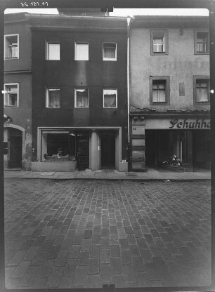 Pirna-Altstadt, Schuhgasse 8. Wohnhaus mit Laden. Straßenfront