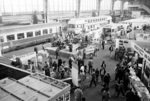 Basel (Schweiz): Ausstellungshalle von oben; mit Waggons