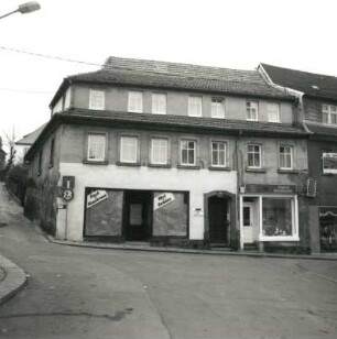 Penig, Brückenstraße 6. Wohnhaus mit Laden (um 1800). Ecklage zum Pfarrberg