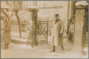 Generalfeldmarschall von Hindenburg das Hauptquartier im Osten verlassend