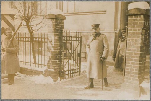 Generalfeldmarschall von Hindenburg das Hauptquartier im Osten verlassend