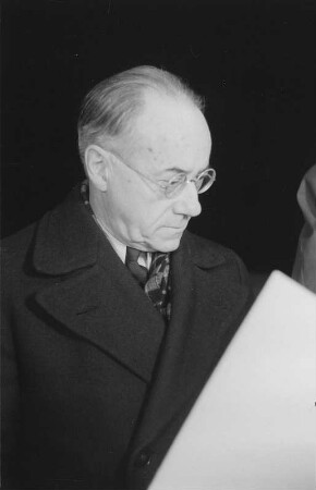 Porträtaufnahmen des Dirigenten Heinz Tietjen, von 1948-1954 Intendant der Deutschen Oper Berlin : aufgenommen anlässlich der Uraufführung der beiden szenischen Balladen "Die Füße im Feuer" und "Das Fingerhütchen" von Heinrich Sutermeister an der Deutschen Oper Berlin