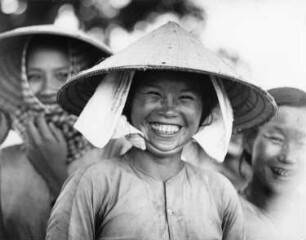 Vietnam. Junge Frau mit Reisstrohhut