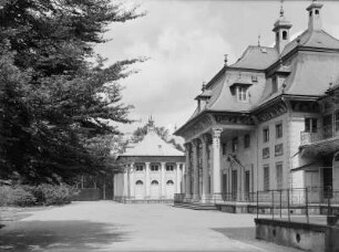 Schloss Pillnitz, Bergpalais : Dresden, Schloss Pillnitz. Bergpalais. Teilansicht der Haupteingangsseite