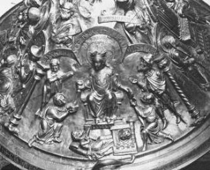 Hildesheim, Dom St. Maria, Kapelle des Hl. Georg, Bronzetaufbecken, Deckel, thronende Misercordia (Detail)