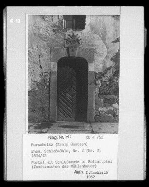 Kubschütz-Purschwitz, Nummer 2 (ehemals Nummer 9). Ehemalige Schloßmühle Purschwitz (1804/1813). Portal mit Schlußstein und Relieftafel (Zunftzeichen der Mühlenbauer)
