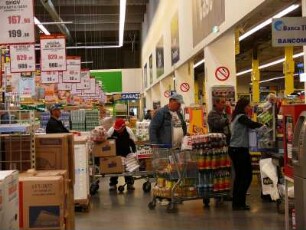 Käufer an der Kasse in einem Metro-Markt bei Ploesti