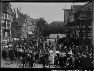 Turnfest der Turnvereine in Wolfenbüttel Enthält: Umzug der Turnvereine vom Stadtmarkt in Richtung Krambuden, Zuschauer (s. auch 18 Slg 1 Nr. 555)