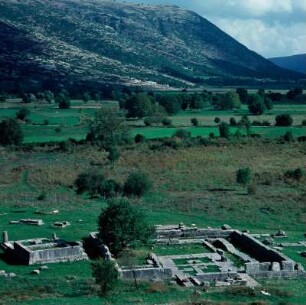 Dodona. Zeus-Heiligtum. Der Temenos mit der Orakel-Eiche, Zustand Ende 3. Jh. v. Chr. Links ein Tempel der Dione
