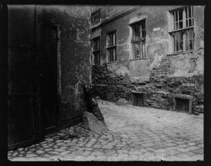 Ohne Titel (Hausecke und Mauer am Krögel)