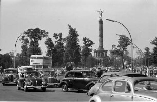 Berlin: Anfahrt zu Interbau; Hintergrund Siegessäule